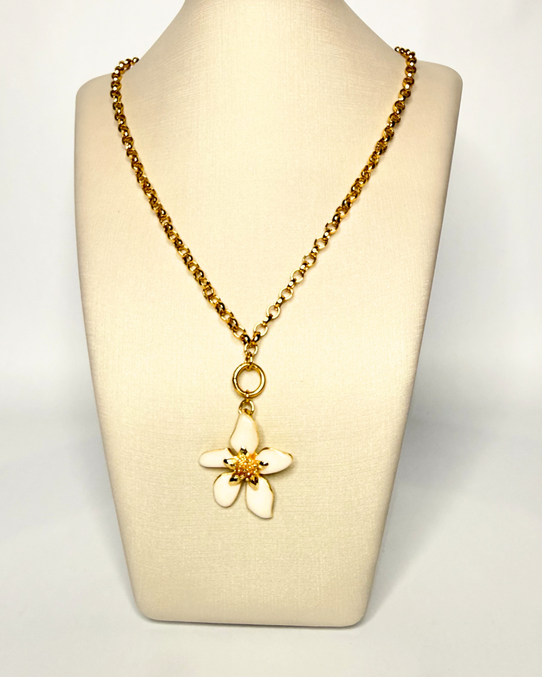 Cordão Com Flor Branca