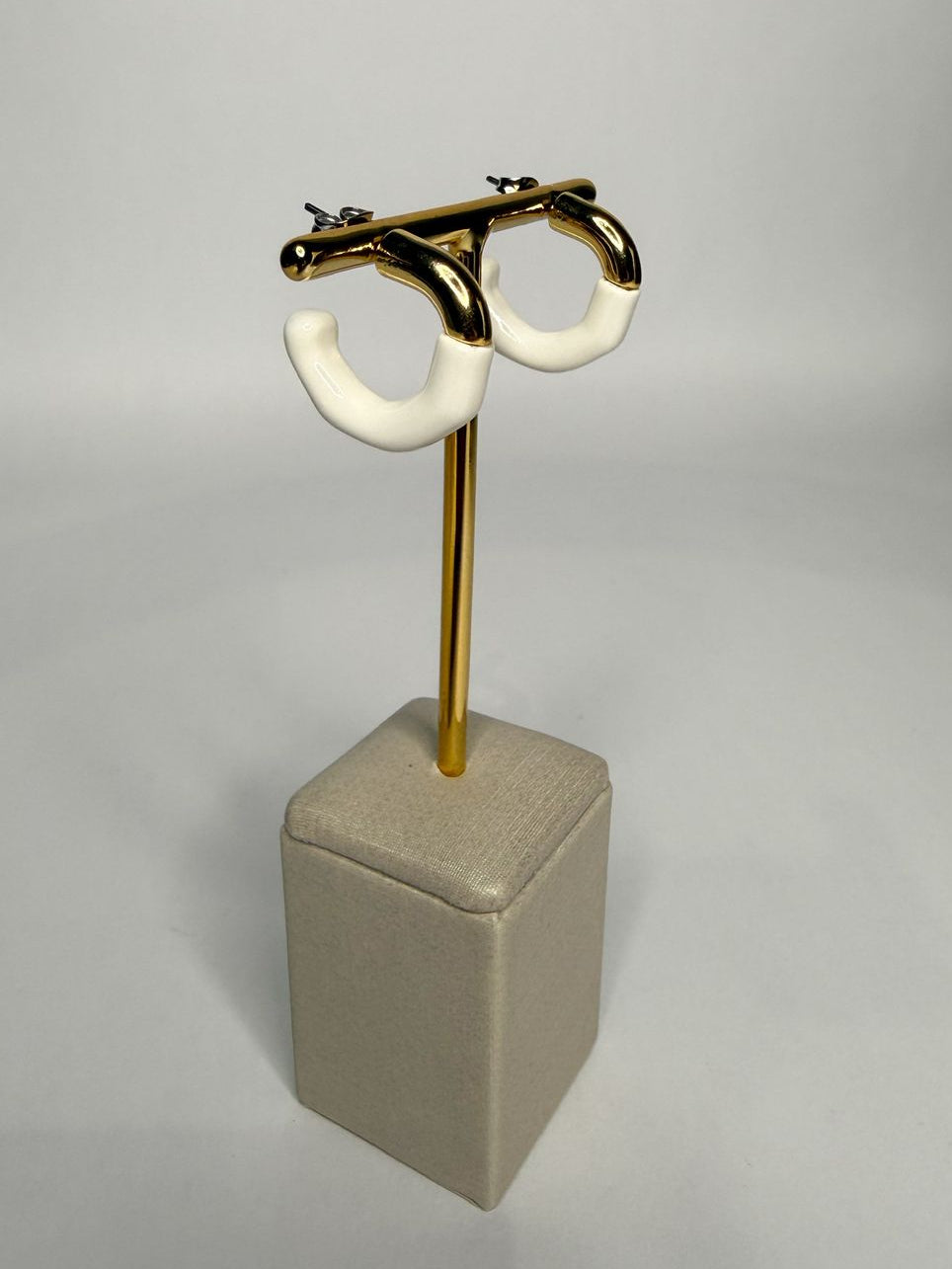 Argola Semijoia com Resina Branca