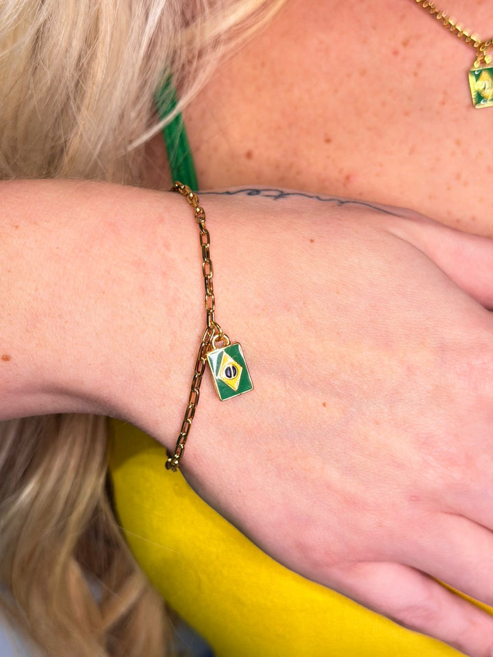 Pulseira delicada com pingente bandeira