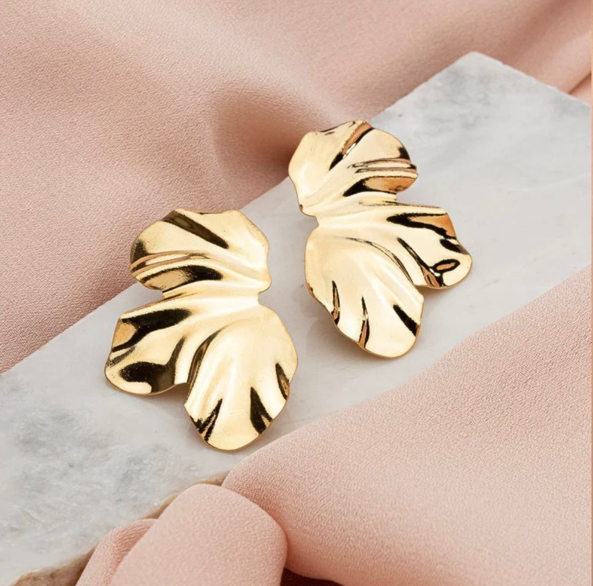 Brinco Meia Flor banhado a ouro 18k