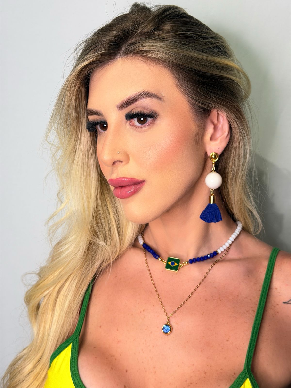 Colar com pingente ponto de luz azul
