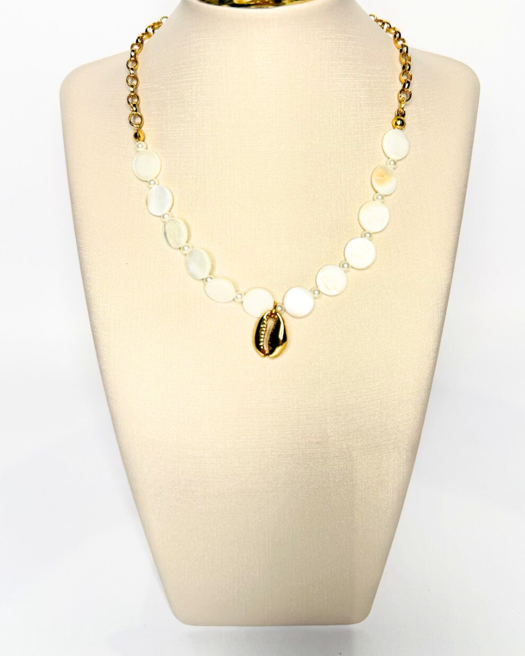 Chocker Madrepérola com Pingente Búzios