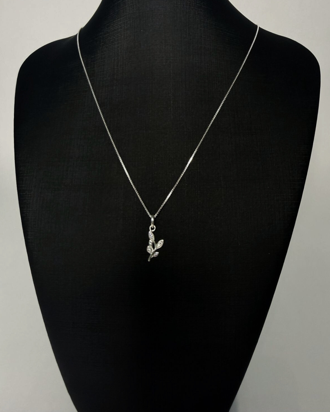 Colar com pingente Folhas